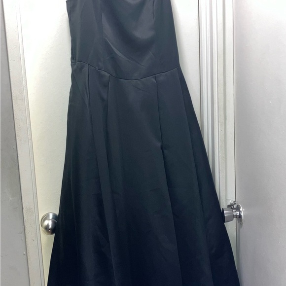 Black Vera Wang Gown, White Back Slit - Picture 6 of 7